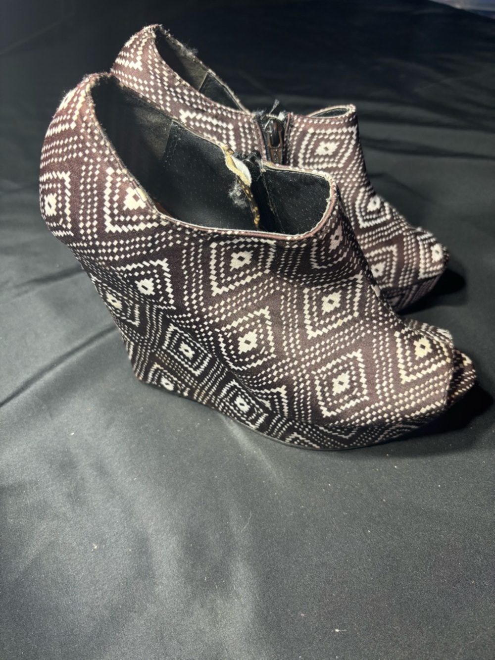 Cato Women’s Geometric Peep-Toe Wedge Booties - Black/White EPC Size 8